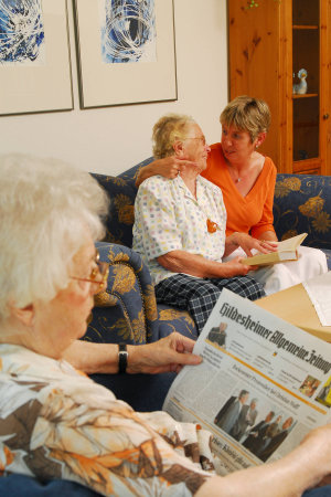 Bild von Bewohnerinnen und einer Pflegerin im betreuten Wohnen.