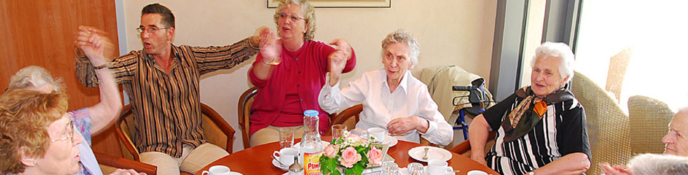 Bild: Menschen an Kaffeetafel fassen sich an den Händen